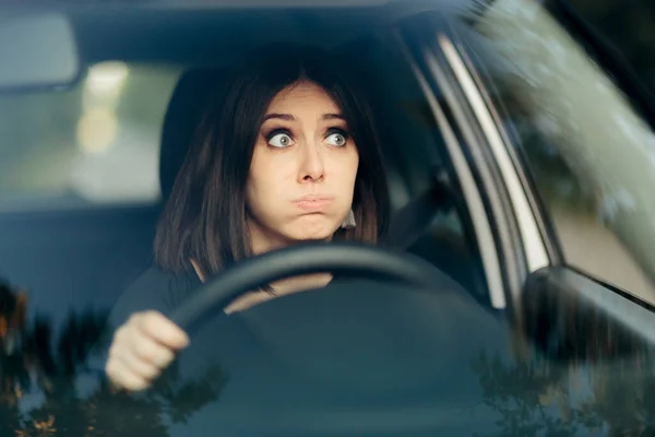 Cansado Preocupado Motorista Feminino Preso Viagem Longa Estrada — Fotografia de Stock