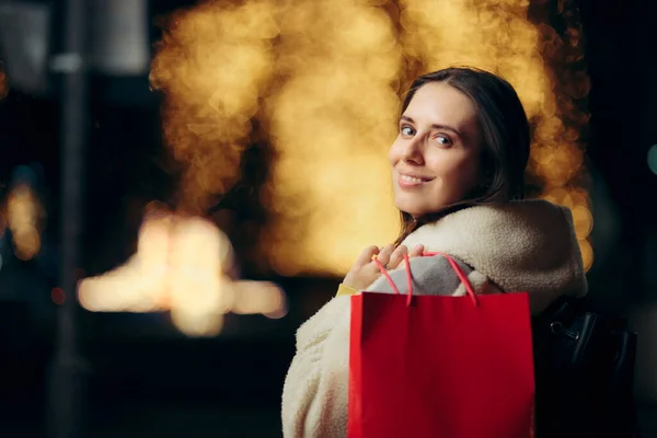 ショッピングバッグ付きハッピークリスマス女性 — ストック写真