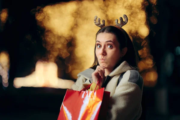 Mujer Divertida Pensando Qué Regalos Comprar Para Navidad — Foto de Stock