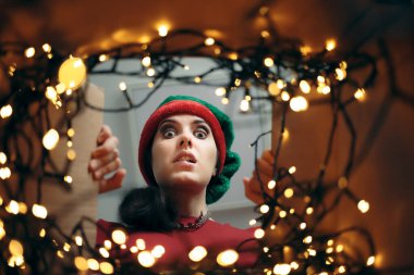 Hayal kırıklığına uğramış Noel Kadını Karton Hediye Kutusuna Bakıyor