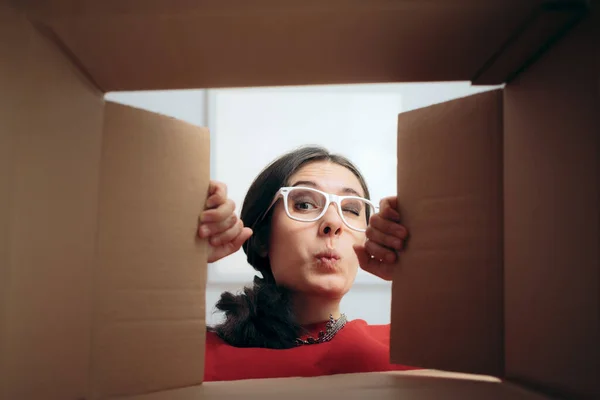 Zvědavá Žena Hledá Uvnitř Kartónové Dárkové Krabice — Stock fotografie