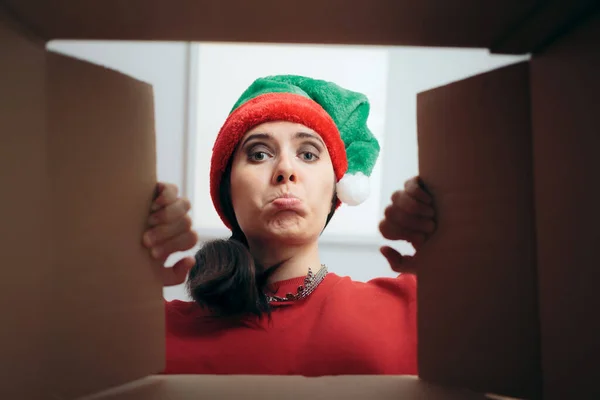Розчарована Різдвяна Жінка Дивиться Всередині Картонної Подарункової Коробки — стокове фото