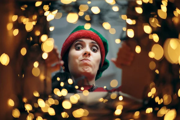 Mulher Natal Decepcionado Olhando Dentro Caixa Presente Papelão — Fotografia de Stock