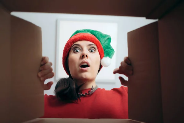 Opgewonden Kerstvrouw Zoek Kartonnen Geschenkdoos — Stockfoto