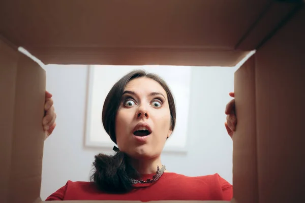 Mujer Divertida Mirando Dentro Caja Regalo Cartón —  Fotos de Stock