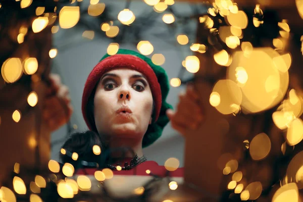 段ボールギフトボックス内を見る興奮したクリスマスの女性 — ストック写真