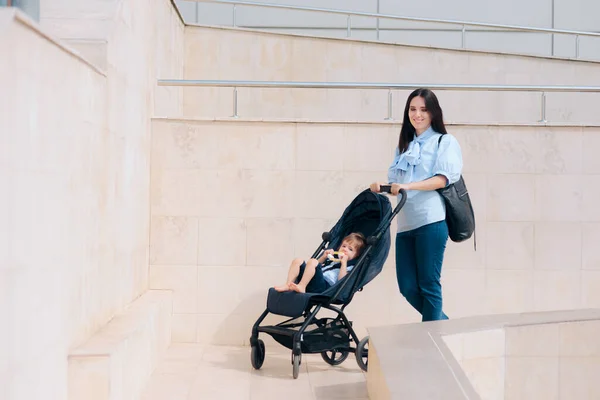 Gelukkig Moeder Reizen Met Haar Baby Een Wandelwagen — Stockfoto