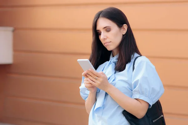 Mulher Negócios Leitura Notificações Importantes Smartphone — Fotografia de Stock