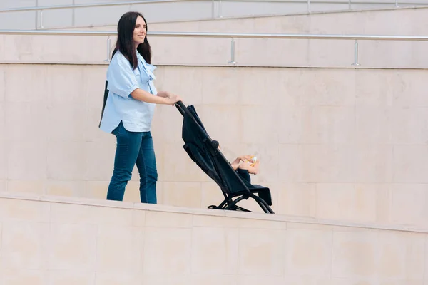 Glückliche Mutter Reist Mit Ihrem Baby Kinderwagen — Stockfoto
