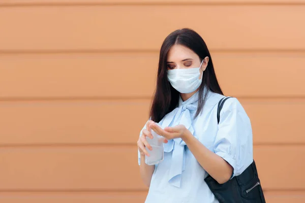 Vrouw Met Gezichtsmasker Desinfecteren Haar Handen Met Gel — Stockfoto