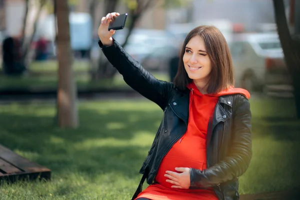 Mutlu Gülümseyen Hamile Kadın Selfie Çekiyor — Stok fotoğraf