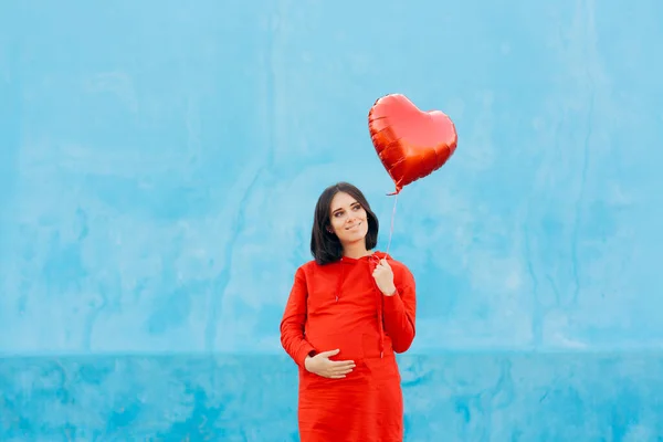Portrait Hamil Woman Holding Red Heart Balloon — Stok Foto