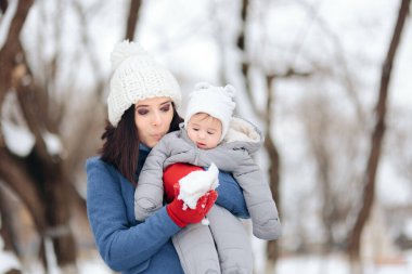 Anne ilk kez bebeğine kar gösteriyor.
