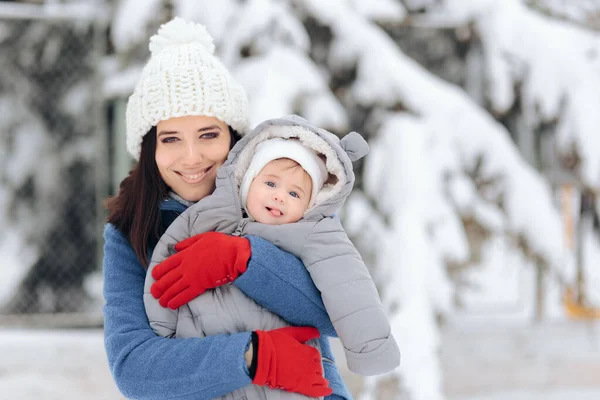 Mãe Feliz Segurando Bebê Desfrutando Neve Inverno — Fotografia de Stock