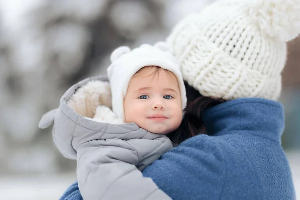 Lindo Bebé Disfrutando Primera Nieve Invierno —  Fotos de Stock