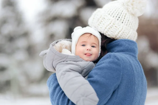 Lindo Bebé Disfrutando Primera Nieve Invierno —  Fotos de Stock