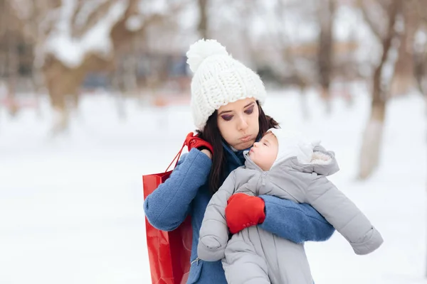 Madre Stanca Baby Shopping Natale — Foto Stock