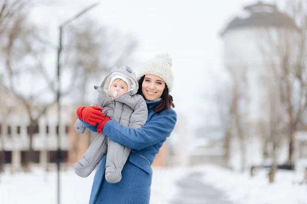 Inverno Livre Retrato Uma Mãe Segurando Seu Bebê — Fotografia de Stock