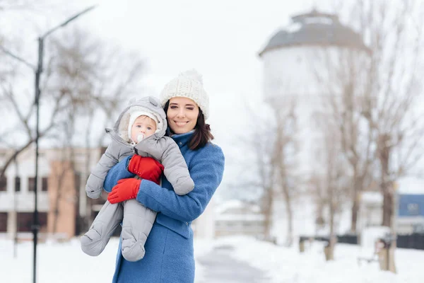 Invierno Aire Libre Retrato Una Madre Sosteniendo Bebé —  Fotos de Stock