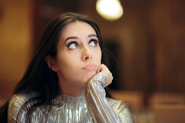 Verveelde Vrouw Een Feestje Denkend Aan Iets Anders — Stockfoto