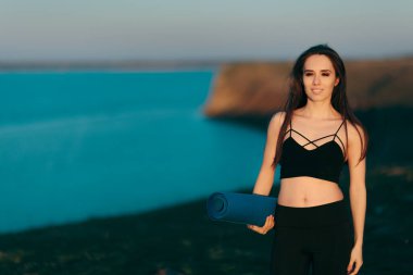 Yoga Mat Egzersizi yapan Güzel Fitness Kadını