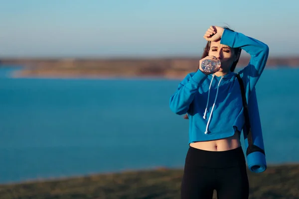 Mujer Sedienta Deportiva Con Yoga Agua Potable — Foto de Stock