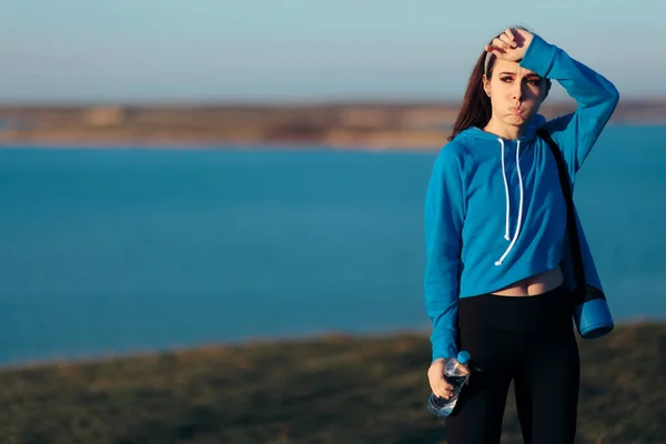 Moe Fitness Vrouw Met Yoga Neemt Een Pauze — Stockfoto