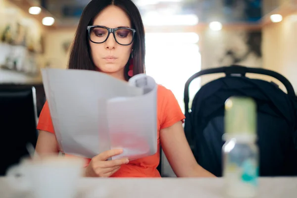 Druk Mam Lezen Van Belangrijke Papieren Terwijl Baby Slaapt — Stockfoto