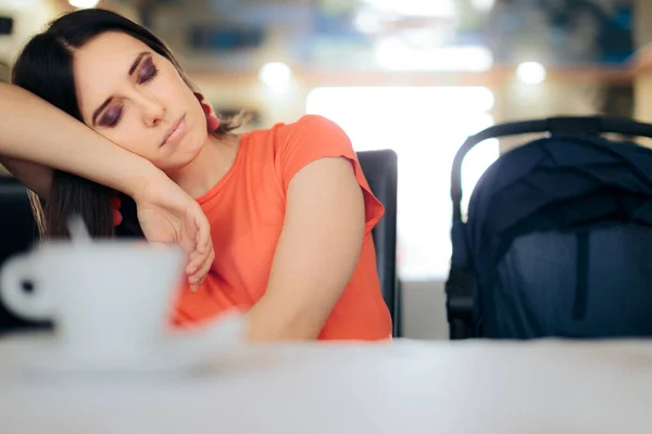 Cansado Somnoliento Nuevo Mamá Necesidad Algunos Café — Foto de Stock