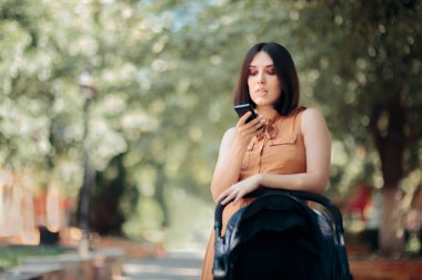 Stroller 'da Anne Mesajlaşması ve Yürüyen Bebek İçin Endişeli