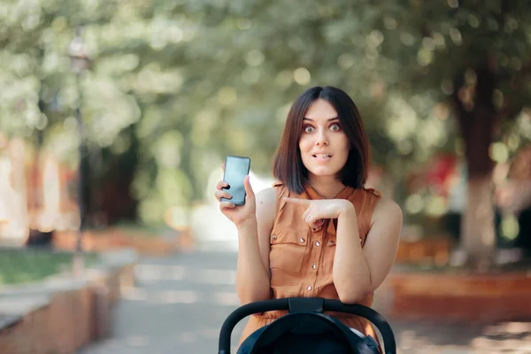 Mère Drôle Pointant Vers Affichage Smartphone — Photo