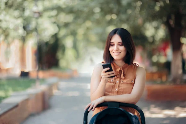 Glückliche Mutter Schreibt Sms Und Geht Baby Kinderwagen — Stockfoto