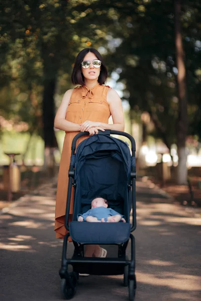 Κουρασμένη Βαριεστημένη Μητέρα Περπατώντας Νεογέννητη Στο Καροτσάκι Του Μωρού — Φωτογραφία Αρχείου