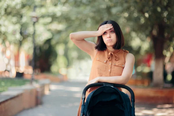 Starost Nové Matky Chůzi Dítě Kočárku — Stock fotografie