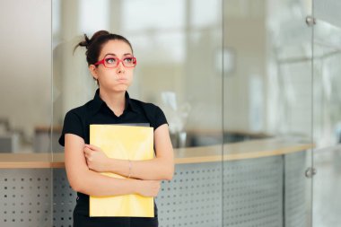Ofiste Yorgun İş Kadını Tutma Dosyaları