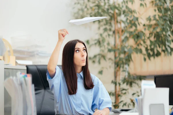 Uttråkad Kontor Kvinna Leker Med Papper Plan — Stockfoto