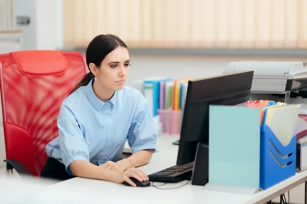 Biuro Business Woman Praca Komputerze Stacjonarnym — Zdjęcie stockowe