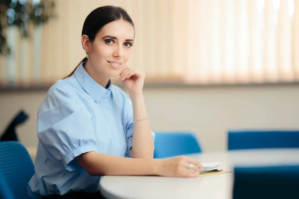 Retrato Uma Mulher Negócios Ler Contrato — Fotografia de Stock