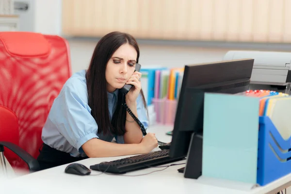 Rädd Anställd Svar Ett Telefonsamtal Från Hennes Arga Boss — Stockfoto