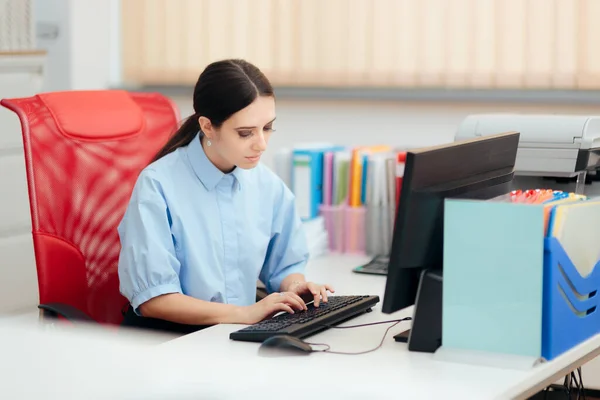 Oficina Mujer Negocios Que Trabaja Una Computadora Escritorio —  Fotos de Stock