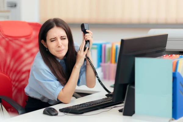 Rädd Anställd Svar Ett Telefonsamtal Från Hennes Arga Boss — Stockfoto