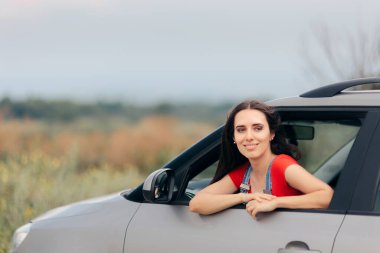 Mutlu Kadın Otomobille Yolculuk Keyifli Yaz Tatili