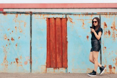 Şehir Kızı Akıllı Telefonunu Kontrol Ederek Yürüyüşe Çıkıyor