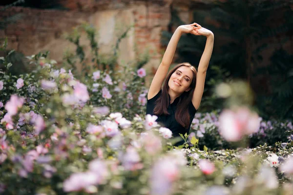 Boldog Lány Körül Virágok Nyári Szezonban — Stock Fotó