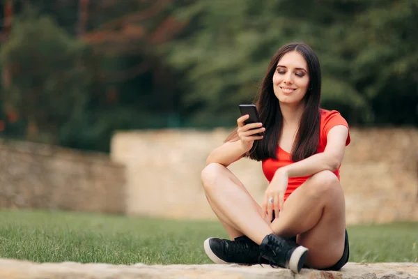 Feliz Viaje Mujer Leyendo Mensajes Texto — Foto de Stock