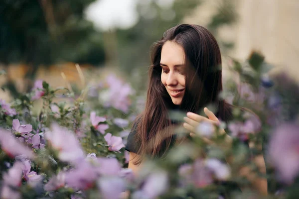 Menina Feliz Cercada Por Flores Temporada Verão — Fotografia de Stock