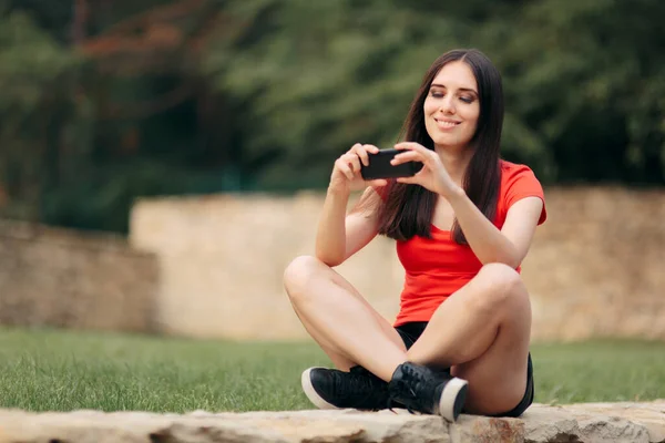 Happy Woman Watching Video Her Smartphone — Stock Photo, Image