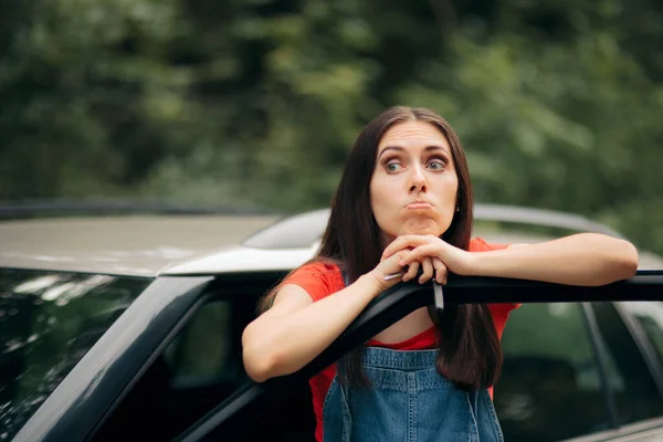 Triste Driver Holding Chiavi Dell Auto Attesa Servizio Riparazione — Foto Stock