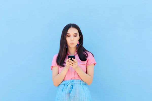 Mujer Divertida Leyendo Mensajes Smartphone —  Fotos de Stock