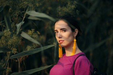 Küpe takan Bir Kadının Yaz Portresi